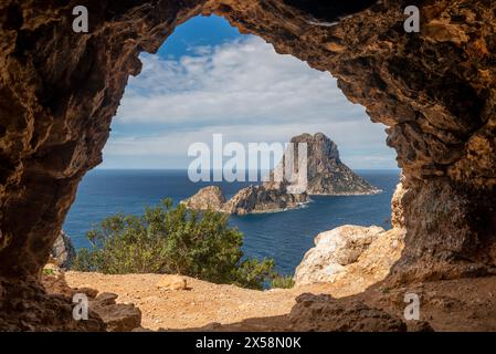 Îlot es Vedra vu de es Vedra grotte, Sant Josep de sa Talaia, Ibiza, Îles Baléares, Espagne Banque D'Images