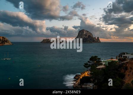 Es Vedra îlots au coucher du soleil vu de Cala d Hort Cove mirador, Sant Josep de sa Talaia, Ibiza, Îles Baléares, Espagne Banque D'Images