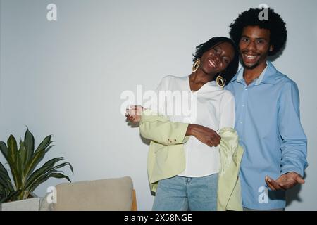 Portrait d'heureux embrassant jeune couple noir Banque D'Images