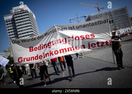 1. Mai DGB DEU, Deutschland, Allemagne, Berlin, 01.05.2024 Demonstrant mit transparent Bedingungsloses Grundeinkommen Jetzt Die Wueder des Menschen ist unantastbar auf der Demonstration von internationalen Gewerkschaften, linken Initiativen und des Gewerkschaftsverband DGB zum 01. Mai 2024 und dem Tag der Arbeit fuer einen Fairen Lohn, Solidaritaet und gerechte Arbeitsbedingungen unter dem motto 1.mai Mehr Lohn Mehr Freizeit Mehr Sicherhei in Berlin Deutschland en : démonstrateur avec bannière revenu de base inconditionnel maintenant. La dignité humaine est inviolable lors de la manifestation des syndicats internationaux, l Banque D'Images