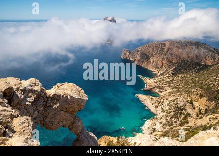 Îlot d'es Vedra couvert de nuages mystiques, vu du poit de l'œil d'es Vedra, Sant Josep de sa Talaia, Ibiza, Îles Baléares, Espagne Banque D'Images