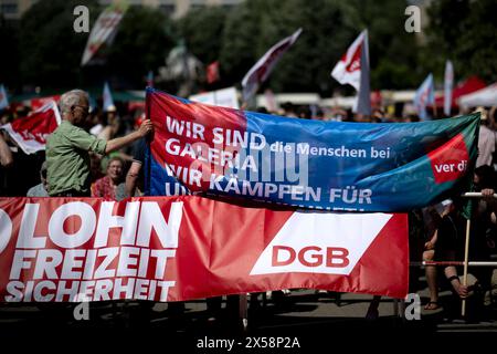 1. Mai DGB DEU, Deutschland, Germany, Berlin, 01.05.2024 Demonstranten mit transparent in Solidaritaet mit Beschaeftigten vom Kaufhaus der Warenhauskette Galeria Karstadt Kaufhof auf der Demonstration von internationalen Gewerkschaften, linken Initiativen und des Gewerkschaftsverband DGB zum 01. Mai 2024 und dem Tag der Arbeit fuer einen Fairen Lohn, Solidaritaet und gerechte Arbeitsbedingungen unter dem motto 1.mai Mehr Lohn Mehr Freizeit Mehr Sicherhei in Berlin Deutschland en : manifestants avec une bannière en solidarité avec les employés du grand magasin de la Galeria Karstadt Kaufhof de Banque D'Images