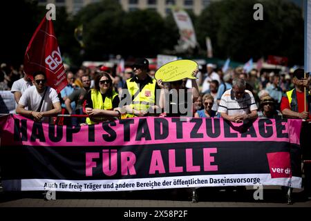 1. Mai DGB DEU, Deutschland, Allemagne, Berlin, 01.05.2024 Demonstranten von verdi ver.di mit transparent Hauptstadtzulage fuer Alle und Freie Traeger auf der Demonstration von internationalen Gewerkschaften, linken Initiativen und des Gewerkschaftsverband DGB zum 01. Mai 2024 und dem Tag der Arbeit fuer einen Fairen Lohn, Solidaritaet und gerechte Arbeitsbedingungen unter dem motto 1.mai Mehr Lohn Mehr Freizeit Mehr Sicherhei in Berlin Deutschland en : manifestants de verdi ver.di avec allocation de capital pour tous et fournisseurs indépendants lors de la manifestation des syndicats internationaux, Banque D'Images