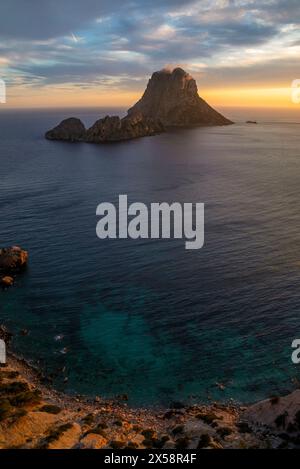 Es Vedra Islets coucher de soleil depuis es Vedra mirador falaise, Sant Josep de sa Talaia, Ibiza, Baléares, Espagne Banque D'Images