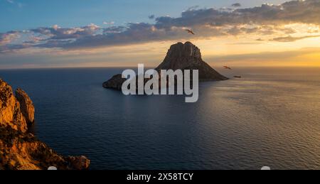 Vue panoramique sur le coucher du soleil de l'île es Vedra, Sant Josep de sa Talaia, Ibiza, Îles Baléares, Espagne Banque D'Images