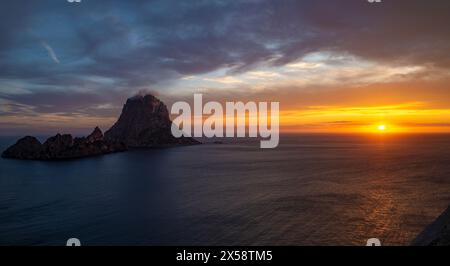 Vue panoramique sur le coucher du soleil de l'île es Vedra, Sant Josep de sa Talaia, Ibiza, Îles Baléares, Espagne Banque D'Images