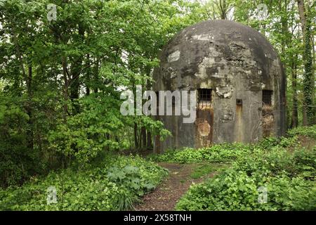 Cheminée abandonnée au Fort défensif Eben-Emael de la 2ème Guerre mondiale, aujourd'hui musée, Bassenge, Belgique. Banque D'Images