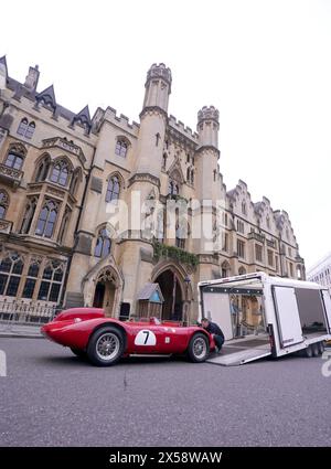 La Maserati OSCA est livrée devant l'abbaye de Westminster à Londres avant un service d'action de grâce pour Sir Stirling Moss, décédé le 12 avril 2020 à l'âge de 90 ans. Date de la photo : mercredi 8 mai 2024. Banque D'Images