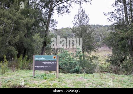 Turon National Park et le sentier de la rivière Turon avec des indications pour creuser et Woolshed campings à travers les traversées de rivière, Nouvelle-Galles du Sud, Australie Banque D'Images