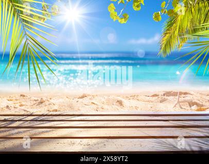 Table de plage - sable et feuilles de palmier dans Sunny abstrait Seascape avec scintillement dans Ocean of Sunlights Banque D'Images