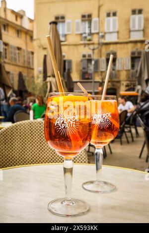 Deux verres d'Aperol Spritz dans un café en trottoir sur une place traditionnelle française d'Aix en Provence, France Banque D'Images