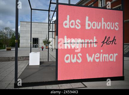 08 mai 2024, Thuringe, Weimar : « le bauhaus s'est enfui de weimar » est écrit sur le mur d'un pavillon devant le musée Bauhaus de Weimar. Le nouveau musée du travail forcé sous le national-socialisme ouvre ses portes à Weimar. L'exposition spéciale 'Bauhaus et national-socialisme' de la Klassik Stiftung Weimar s'ouvre en même temps. Il est divisé en trois parties, qui peuvent être vues dans trois bâtiments : le Musée du Bauhaus, le Musée Neues Weimar et le Musée Schiller. L’exposition fait partie des événements commémoratifs marquant le 79e anniversaire de la libération et de la fin du second monde Banque D'Images