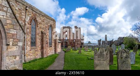 LINDISFARNE, HOLY ISLAND, NORTHUMBERLAND, ROYAUME-UNI - 25 AVRIL 2024. Vue sur le paysage de l'église du prieuré de Sainte-Marie à côté du prieuré Lindisfarne sur Holy Isla Banque D'Images