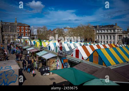 Place du marché de Norwich, le centre-ville de Norwich. Fondée à la fin du 11ème siècle avec environ 200 places c'est l'un des plus grands marchés en plein air au Royaume-Uni Banque D'Images