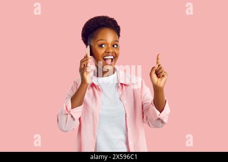 Femme afro-américaine parlant émotionnellement sur smartphone. Banque D'Images