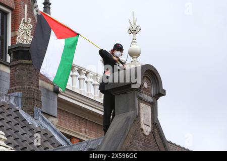 Amsterdam, pays-Bas. 08 mai 2024. Des étudiants pro-palestiniens ont installé un camp et des barricades de protestation à l'Université d'Amsterdam (UVA) le 8 mai 2024 à Amsterdam, aux pays-Bas. (Photo de Paulo Amorim/Sipa USA) crédit : Sipa USA/Alamy Live News Banque D'Images