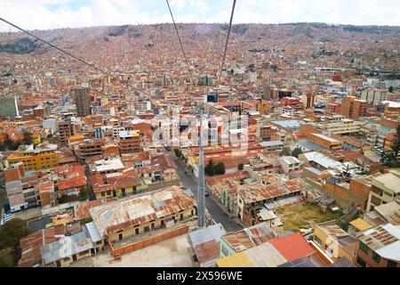 Vue imprenable sur le paysage urbain de la Paz avec Mi Teleferico, le système de transport urbain par téléphérique aérien desservant la zone métropolitaine de la Paz–El Alto, Bolivie, Sou Banque D'Images