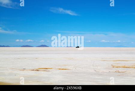 Parking Van sur l'immense Salt Pan de Salar de Uyuni, Bolivie, Amérique du Sud Banque D'Images