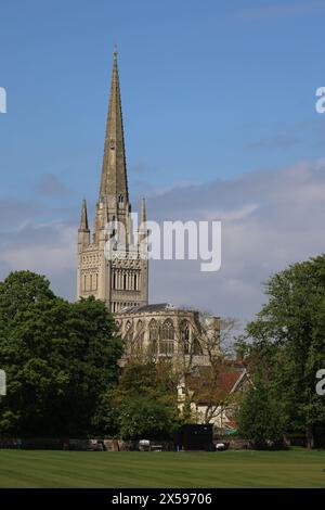 La flèche et la tour de la cathédrale de Norwich, Norwich, Norfolk, Angleterre, Royaume-Uni Banque D'Images