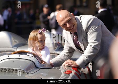 Elliot Moss et sa fille Stephanie devant l'abbaye de Westminster à Londres avant un service d'action de grâce pour Sir Stirling Moss, décédé le 12 2020, à l'âge de 90 ans. Date de la photo : mercredi 8 mai 2024. Banque D'Images