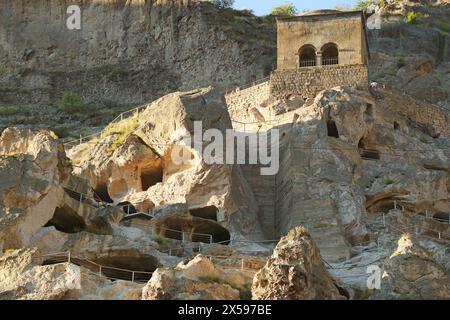 Incroyable Vardzia Medieval Cave City avec église de l'Assomption sur la montagne Erusheti, situé près de la ville d'Aspindza dans le sud de la Géorgie Banque D'Images