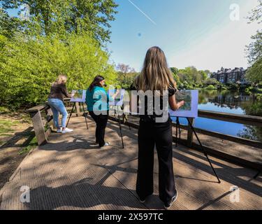 Londres, Royaume-Uni. 08 mai 2024. Pour marquer l'ouverture de la Hampstead Art Fair, une classe de peinture en plein air, surplombant la belle Heath 8-12 mars 2024 crédit : Paul Quezada-Neiman/Alamy Live News Banque D'Images