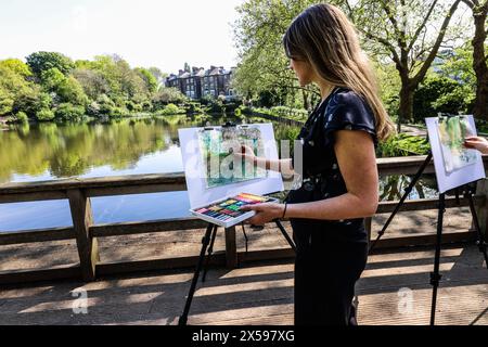 Londres, Royaume-Uni. 08 mai 2024. Pour marquer l'ouverture de la Hampstead Art Fair, une classe de peinture en plein air, surplombant la belle Heath 8-12 mars 2024 crédit : Paul Quezada-Neiman/Alamy Live News Banque D'Images