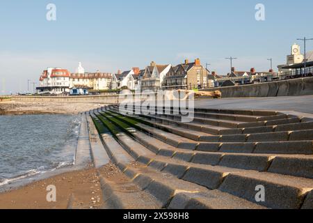 Une souche d'arbre lavée sur le front de mer du Porthcawl a été décorée comme Lizzy le lézard. Banque D'Images