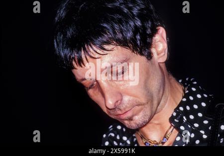 MERCURY Rev, CONCERT DU READING FESTIVAL, 2001 : Jonathan Donahue du groupe Mercury Rev sur la scène Melody Maker au Reading Festival, en Angleterre, au Royaume-Uni le 26 août 2001. Photo : Rob Watkins. INFO : Mercury Rev, un groupe de rock indépendant américain formé en 1989 à Buffalo, New York, a été acclamé pour ses paysages sonores de rêve et son approche expérimentale. Des tubes comme « Goddess on a Hiway » mettent en valeur leurs mélodies éthérées et leurs influences psychédéliques, consolidant ainsi leur statut de pionniers du rock indépendant. Banque D'Images