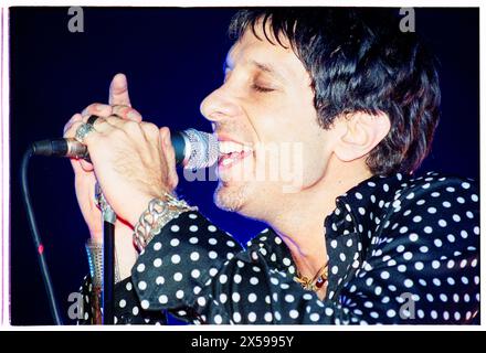 MERCURY Rev, CONCERT DU READING FESTIVAL, 2001 : Jonathan Donahue du groupe Mercury Rev sur la scène Melody Maker au Reading Festival, en Angleterre, au Royaume-Uni le 26 août 2001. Photo : Rob Watkins. INFO : Mercury Rev, un groupe de rock indépendant américain formé en 1989 à Buffalo, New York, a été acclamé pour ses paysages sonores de rêve et son approche expérimentale. Des tubes comme « Goddess on a Hiway » mettent en valeur leurs mélodies éthérées et leurs influences psychédéliques, consolidant ainsi leur statut de pionniers du rock indépendant. Banque D'Images