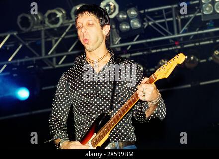 MERCURY Rev, CONCERT DU READING FESTIVAL, 2001 : Jonathan Donahue du groupe Mercury Rev sur la scène Melody Maker au Reading Festival, en Angleterre, au Royaume-Uni le 26 août 2001. Photo : Rob Watkins. INFO : Mercury Rev, un groupe de rock indépendant américain formé en 1989 à Buffalo, New York, a été acclamé pour ses paysages sonores de rêve et son approche expérimentale. Des tubes comme « Goddess on a Hiway » mettent en valeur leurs mélodies éthérées et leurs influences psychédéliques, consolidant ainsi leur statut de pionniers du rock indépendant. Banque D'Images