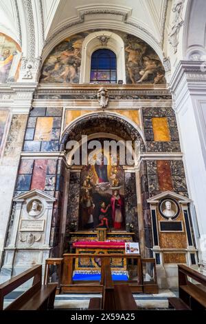 Chapelle Mignanelli avec le tableau Vierge dans la gloire entre les saints Ubaldo et Gerolamo de Marcello Venusti (1510- 1579) et fresques sur la lunette de Filippo Lauri représentant l'expulsion du Paradis et la famille d'Adam - église Santa Maria della Pace, Rome, Italie Banque D'Images