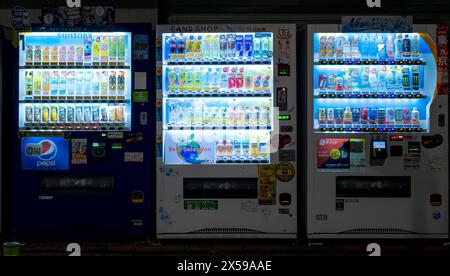 Distributeurs automatiques de boissons traditionnels au coin de la rue à Tokyo, au Japon, la nuit Banque D'Images