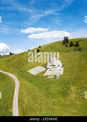 Villar sur Ollon, Suisse - 20 juillet. 2023 : Aerial une peinture géante d'une fille dessinant sur le versant des Alpes suisses par l'artiste français Guillaume L. Banque D'Images