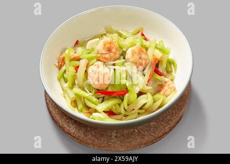 Un bol de chayote frais sautés avec quelques crevettes Banque D'Images