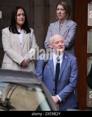 Murray Foote, directeur général du SNP regarde John Swinney parler aux médias après avoir prêté serment en tant que premier ministre de l'Écosse et gardien du sceau écossais, à la Cour de session d'Édimbourg. Date de la photo : mercredi 8 mai 2024. Banque D'Images
