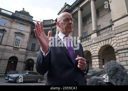John Swinney s'adressant aux médias après avoir prêté serment en tant que premier ministre de l'Écosse et gardien du sceau écossais, à la Cour de session d'Édimbourg. Date de la photo : mercredi 8 mai 2024. Banque D'Images