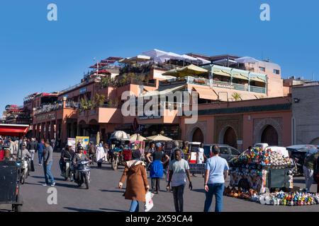 Touristes sur les rues antiques de la ville Marrakech, place Jamaa el Fna, coutumes de tradition Maroc, grouillant de vie et de richesse culturelle, Marrakech, Maroc Banque D'Images