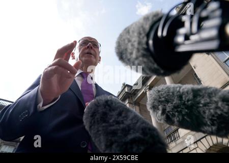 John Swinney s'adressant aux médias après avoir prêté serment en tant que premier ministre de l'Écosse et gardien du sceau écossais, à la Cour de session d'Édimbourg. Date de la photo : mercredi 8 mai 2024. Banque D'Images