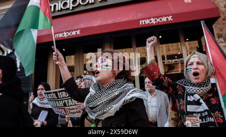 Istanbul, Turquie. 07 mai 2024. Des manifestantes chantent des slogans et font des gestes tout en tenant des drapeaux pendant la manifestation. Le groupe Freedom for Palestine à Istanbul a organisé une marche de solidarité avec Gaza, élevant leur voix contre les attaques israéliennes contre la ville de Rafah. Ils ont scandé "vive le soulèvement!" Et 'vive la Palestine !' Tout en appelant au boycott du commerce turc avec Israël. Crédit : SOPA images Limited/Alamy Live News Banque D'Images