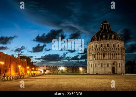 La ville de Pise place historique avec le Baptistère de Pise contre un ciel orageux peint en bleu. Photo prise le 22 octobre 2023 à Pise, Toscane regio Banque D'Images