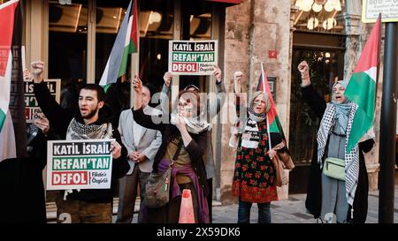 Istanbul, Turquie. 07 mai 2024. Les manifestants scandent des slogans et font des gestes tout en tenant des drapeaux et des pancartes exprimant leur opinion pendant la manifestation. Le groupe Freedom for Palestine à Istanbul a organisé une marche de solidarité avec Gaza, élevant leur voix contre les attaques israéliennes contre la ville de Rafah. Ils ont scandé "vive le soulèvement!" Et 'vive la Palestine !' Tout en appelant au boycott du commerce turc avec Israël. (Photo de Shady Alassar/SOPA images/SIPA USA) crédit : SIPA USA/Alamy Live News Banque D'Images