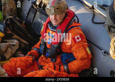 AU LARGE DE LA CALIFORNIE, États-Unis - 27 février 2024 - membre d’équipage de la NASA Artemis II L’astronaute de l’ASC (Agence spatiale canadienne) Jeremy Hansen est assis dans un bateau suivant p Banque D'Images