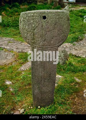 Se face d'un cadran solaire C8th dans l'ancien cimetière de l'église St Maolcethair, Kilmalkedar, Co Kerry, République d'Irlande, avec un trou gnomon et des lignes de temps Banque D'Images