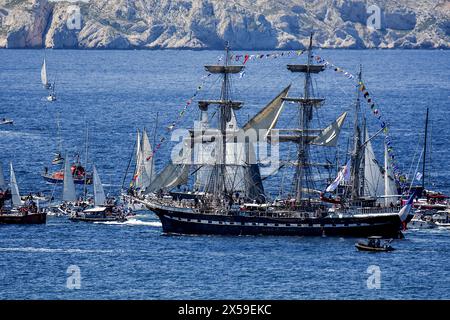 Marseille, France. 08 mai 2024. Vue générale de l’arrivée du Belem à Marseille, avec la flamme olympique de Paris 2024 à bord dans le port méditerranéen. Après 12 jours de traversée depuis Athènes, le Belem arrive dans le port nord de Marseille le 8 mai 2024, avec la flamme olympique de Paris 2024 à bord, et parcourt en compagnie de 1 400 bateaux. Crédit : SOPA images Limited/Alamy Live News Banque D'Images