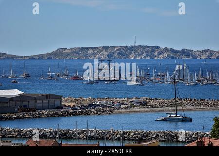 Marseille, France. 08 mai 2024. Vue générale de l’arrivée du Belem à Marseille, avec la flamme olympique de Paris 2024 à bord dans le port méditerranéen. Après 12 jours de traversée depuis Athènes, le Belem arrive dans le port nord de Marseille le 8 mai 2024, avec la flamme olympique de Paris 2024 à bord, et parcourt en compagnie de 1 400 bateaux. Crédit : SOPA images Limited/Alamy Live News Banque D'Images