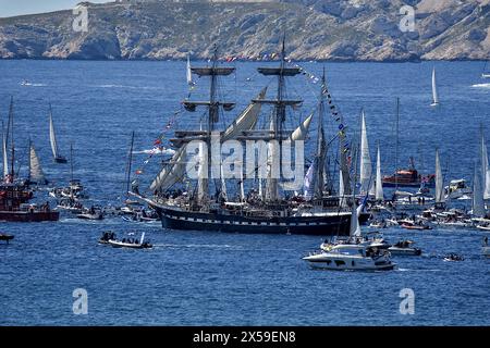 Marseille, France. 08 mai 2024. Vue générale de l’arrivée du Belem à Marseille, avec la flamme olympique de Paris 2024 à bord dans le port méditerranéen. Après 12 jours de traversée depuis Athènes, le Belem arrive dans le port nord de Marseille le 8 mai 2024, avec la flamme olympique de Paris 2024 à bord, et parcourt en compagnie de 1 400 bateaux. Crédit : SOPA images Limited/Alamy Live News Banque D'Images