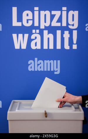 Leipzig, Allemagne. 08 mai 2024. Une femme jette un bulletin de vote pour les élections européennes dans une urne du nouvel hôtel de ville de Leipzig. Outre les élections européennes, des élections locales auront lieu en Saxe le 9 juin. Crédit : Jan Woitas/dpa/Alamy Live News Banque D'Images