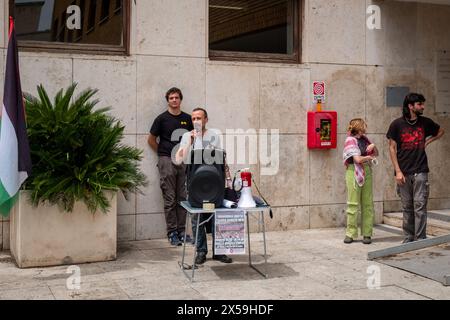 Rome, RM, Italie. 8 mai 2024. Étudiants et professeurs se rassemblent devant la plaque commémorative, placée la semaine dernière à l’entrée de la Faculté de physique, pour commémorer Sufian Tayeh (physicien palestinien, recteur de l’Université de Gaza, tué en décembre dernier lors du bombardement de Gaza). La plaque a été vandalisée hier par un groupe de personnes masquées. ''Israël'' et les étoiles de David ont également été peintes sur le mur. (Crédit image : © Marco Di Gianvito/ZUMA Press Wire) USAGE ÉDITORIAL SEULEMENT! Non destiné à UN USAGE commercial ! Banque D'Images