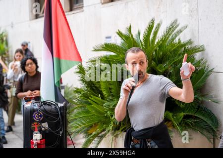 Rome, RM, Italie. 8 mai 2024. Étudiants et professeurs se rassemblent devant la plaque commémorative, placée la semaine dernière à l’entrée de la Faculté de physique, pour commémorer Sufian Tayeh (physicien palestinien, recteur de l’Université de Gaza, tué en décembre dernier lors du bombardement de Gaza). La plaque a été vandalisée hier par un groupe de personnes masquées. ''Israël'' et les étoiles de David ont également été peintes sur le mur. (Crédit image : © Marco Di Gianvito/ZUMA Press Wire) USAGE ÉDITORIAL SEULEMENT! Non destiné à UN USAGE commercial ! Banque D'Images